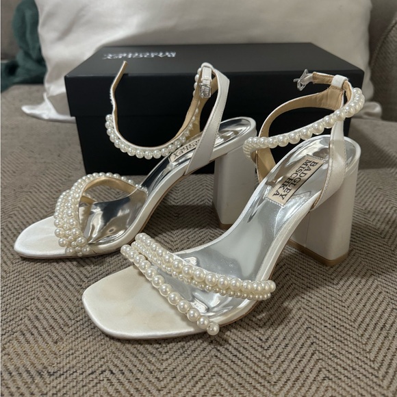 Badgley Mischka Women's Feisty Pearl Detail Block Heel Evening Sandals Size 6 - Picture 5 of 9